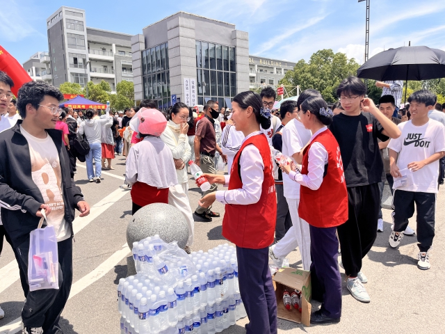 6月7日，德上高速淮南處壽縣站暢淮青年服務志愿者吳瑞瑞、莊曉曉為考生提供飲水...JPG