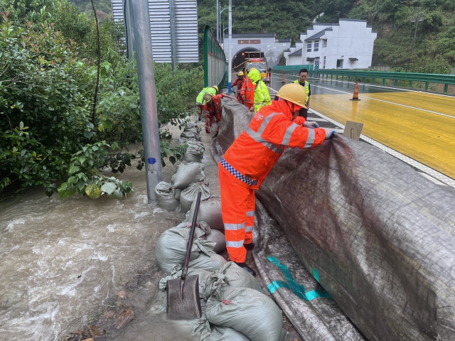 6月20日，寧國(guó)處搶修人員對(duì)黃千段隧道邊溝積水問(wèn)題搶修，保障道路暢通.jpg