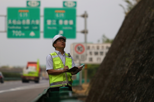 高界處太湖中心養(yǎng)護(hù)工程師對道路邊坡進(jìn)行巡檢2.jpg